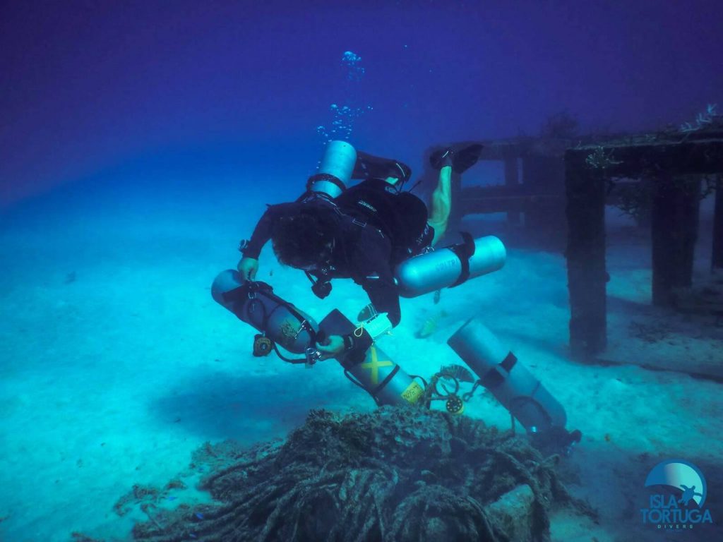 islatortugadivers.com-isla-tortuga-divers-koh-tao-cursos-buceo-español-vista-escuela-javi-piscina-chumphon-burbujas-barco-hundido-sattakut-peloto-tecnico