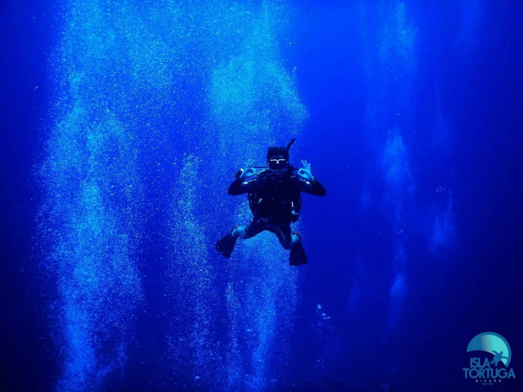 islatortugadivers.com-isla-tortuga-divers-koh-tao-cursos-buceo-español-vista-escuela-javi-piscina-chumphon-burbujas