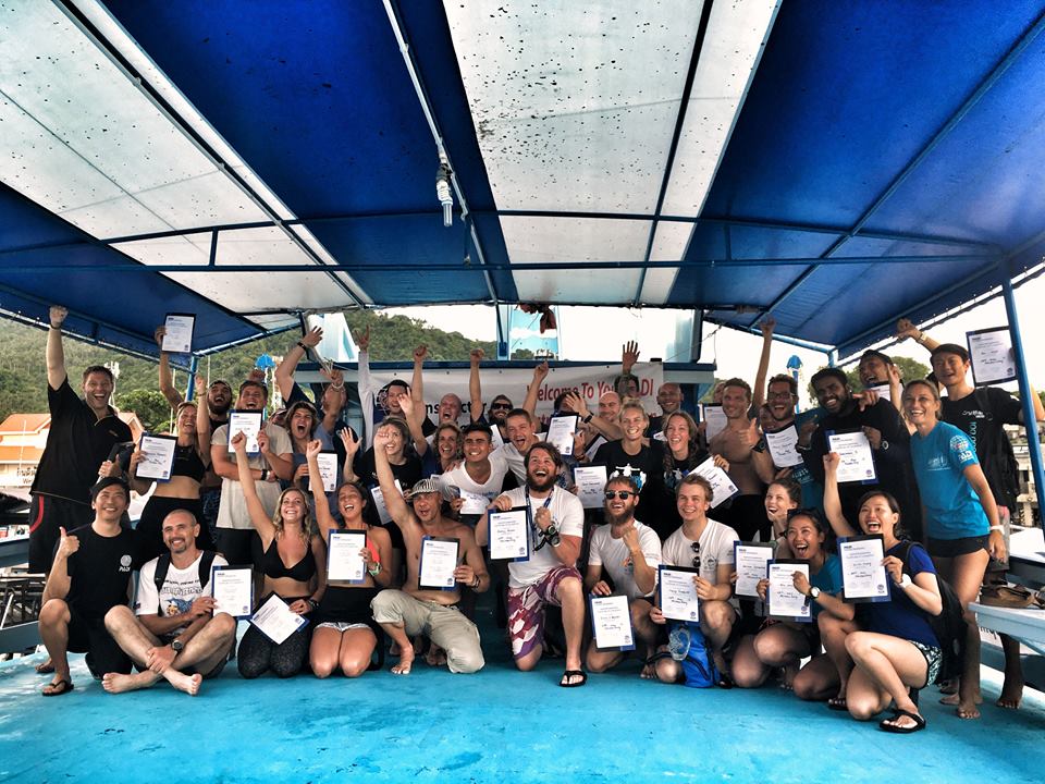 padi-idc-koh-tao-staff-instructor-course-confined-water-skill-train-islatortugadivers.com-isla-tortuga-divers-koh-tao-blog-5-razones-para-bucear-cursos-de-buceo-en-español-padi-logo-project-aware-idc