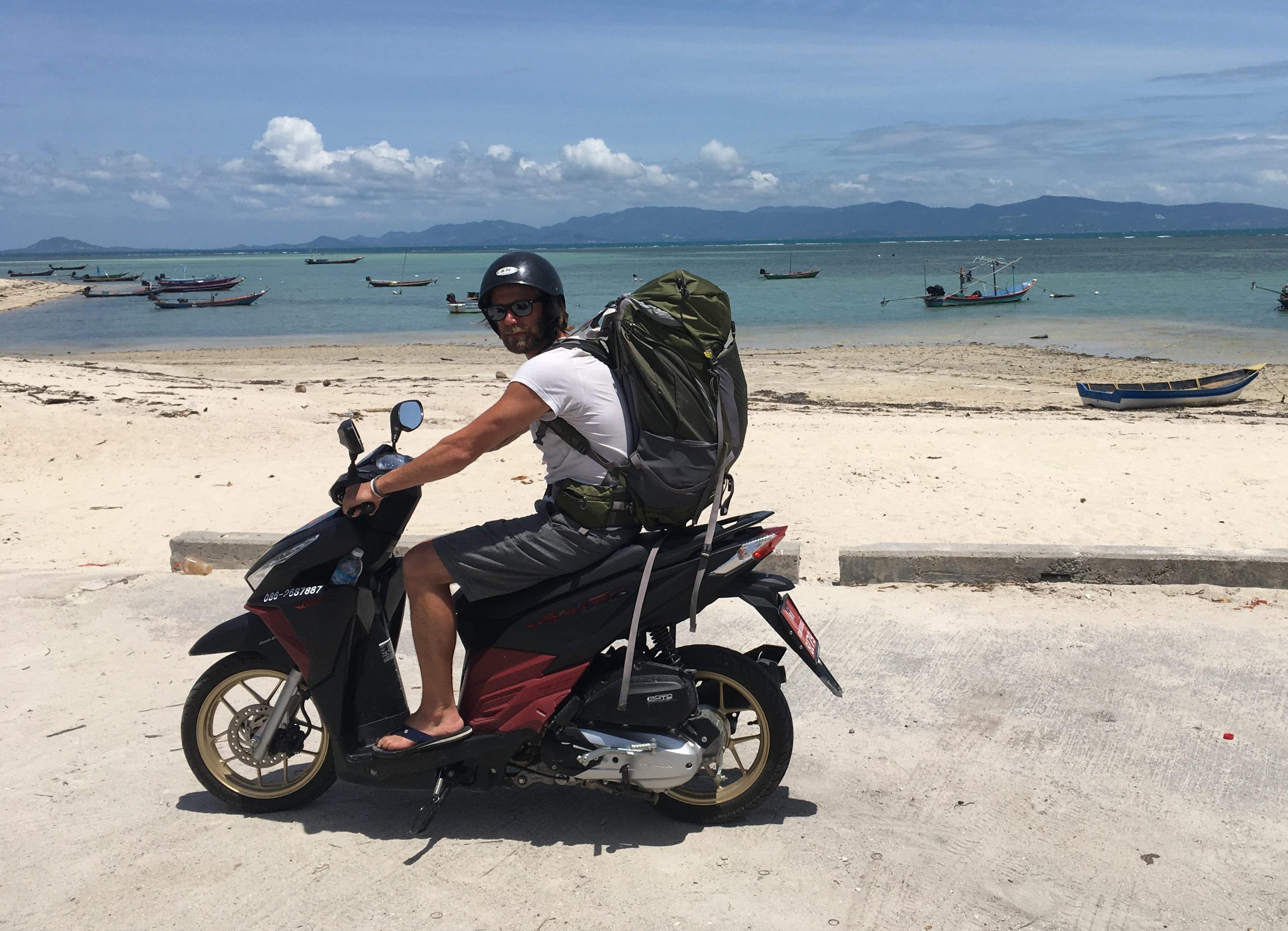 islatortugadivers.com koh tao mochileros moto llegando a destino
