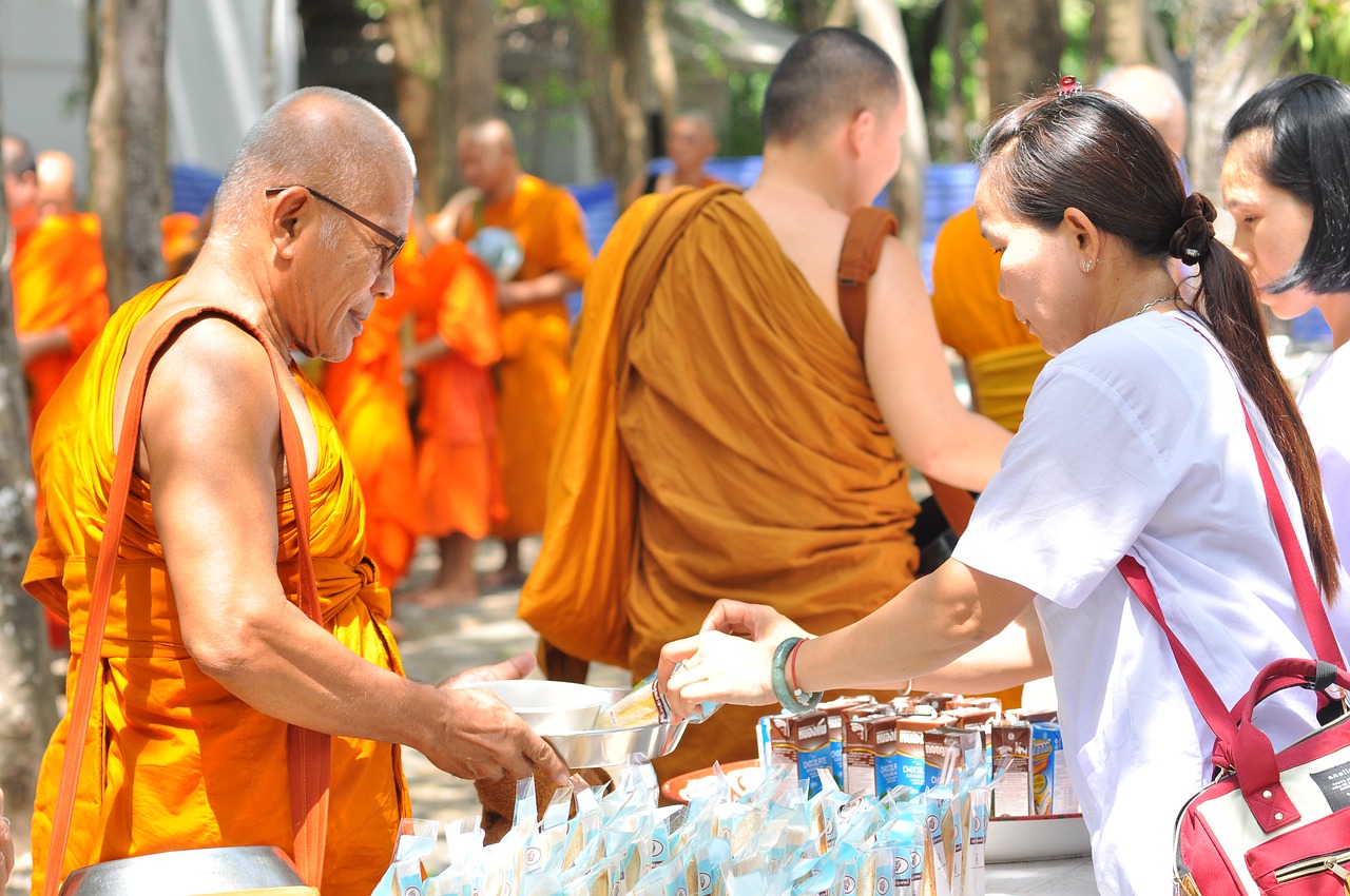 islatortugadivers.com koh tao breve introduccion al budismo mojen reciviendo ofrendas