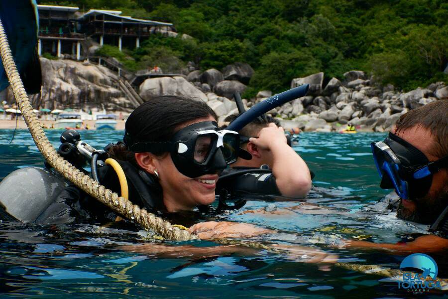 islatortugadivers.com-isla-tortuga-divers-koh-tao-grupo-familia-escuela-sonrisa